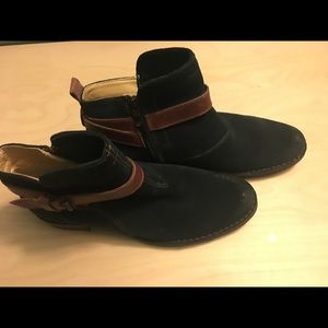 Flat, suede ankle boots!